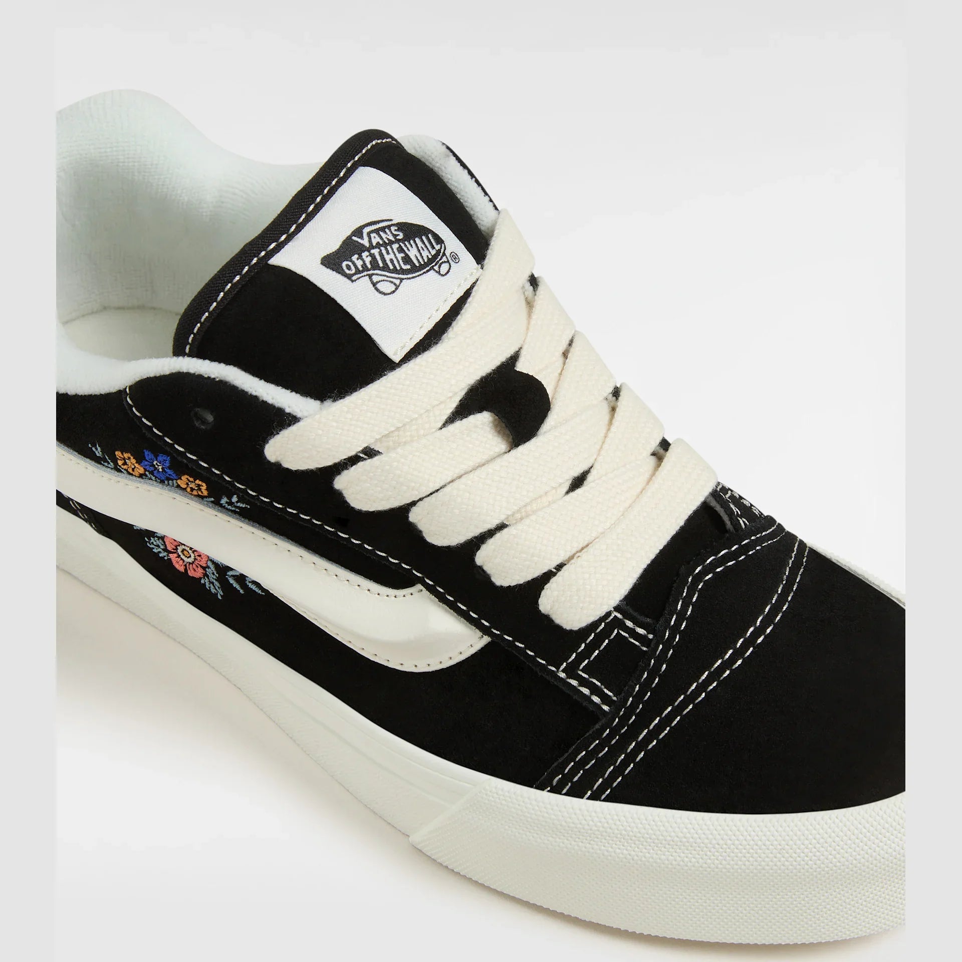 VANS Knu Skool BLACK FLORAL Cipő kép 4