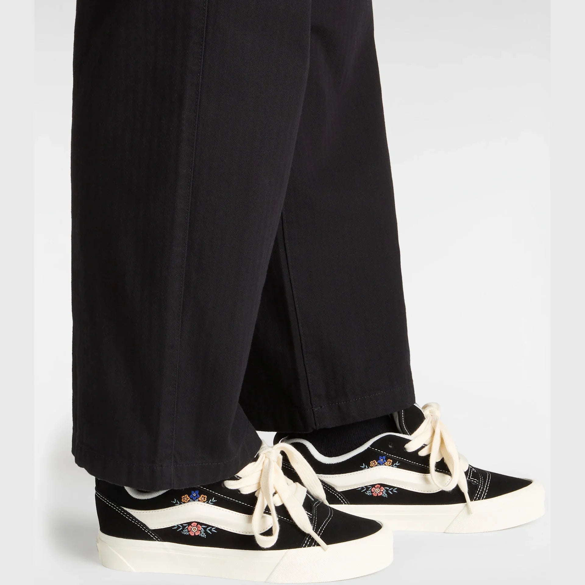 VANS Knu Skool BLACK FLORAL Cipő kép 5