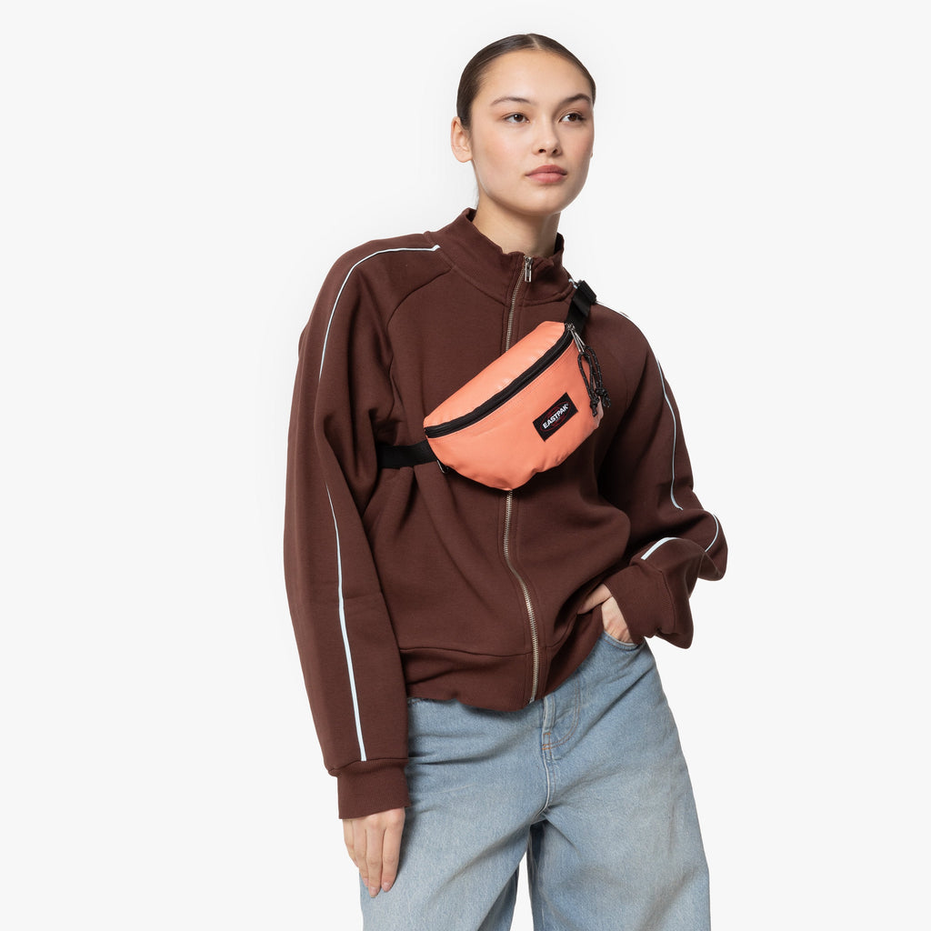 EASTPAK SPRINGER GLOSSY PEACH Övtáska EK0000745W21 - 1