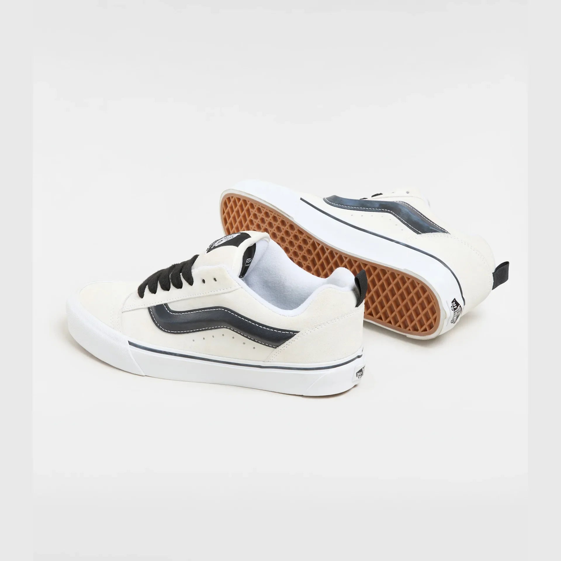 VANS Knu Skool SUEDE WHITE/BLACK Cipő kép 3