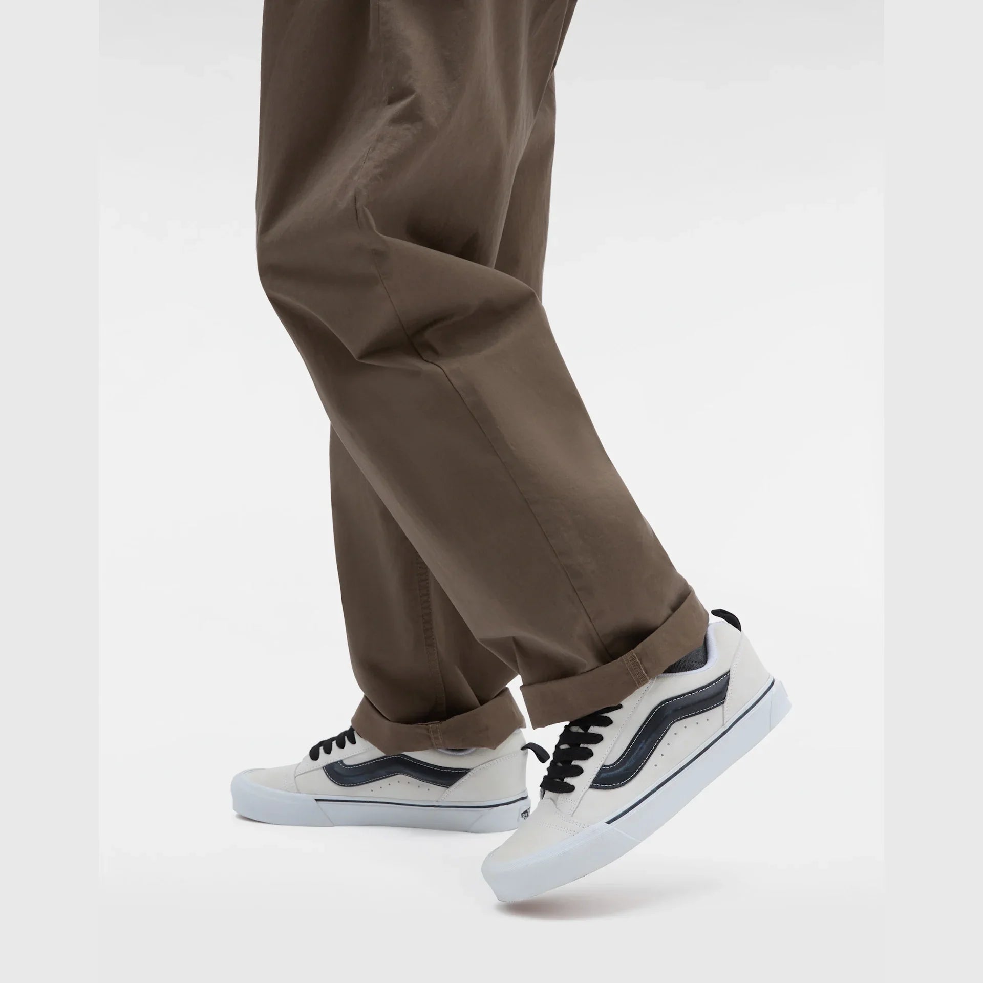 VANS Knu Skool SUEDE WHITE/BLACK Cipő kép 5