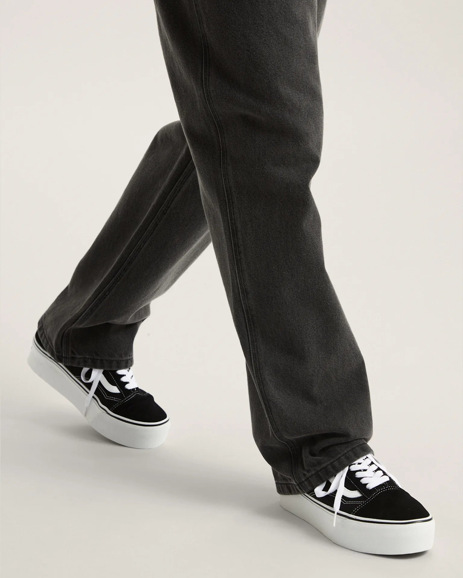 VANS Old Skool Stackform SUEDE/CANVAS BLACK/TRUE WHITE Cipő VN0A7Q5M6BT1 - 5